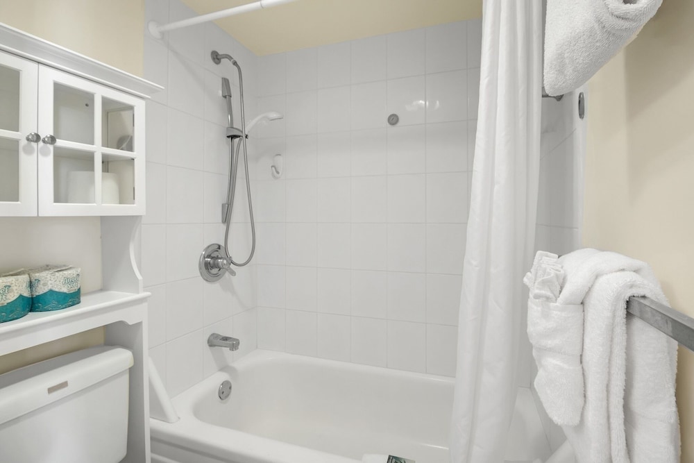 Spacious and Comfortable Ocean View Waikiki Banyan Condo FREE Parking by Koko Resort Vacation Rentals - photo 13