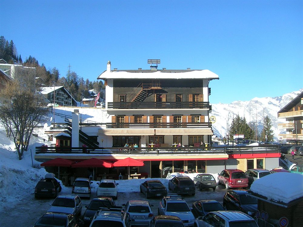 Grand Chalet Hotel de la Poste Restaurants et Bars in Riddes, Switzerland