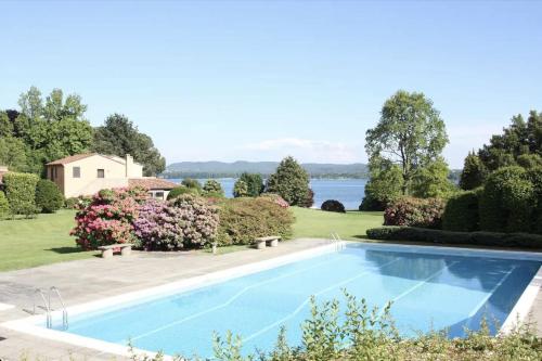 Oasi Lèsia La Casa sul Lago con Spiaggia privata e piscina vista lago — 4-Star Luxury Hotel in Lesa, Italy