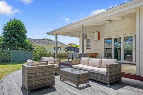 Sunlit Retreat Te Horo Beach Holiday Home — 4-Star Luxury Hotel in Otaki, New Zealand
