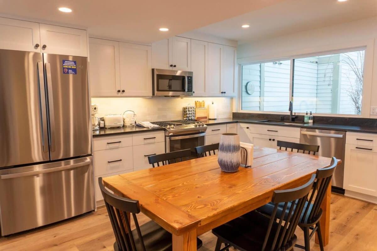 Modern 3BR in Serene Area Near Ski Slopes and Town in Bridgeport, United States