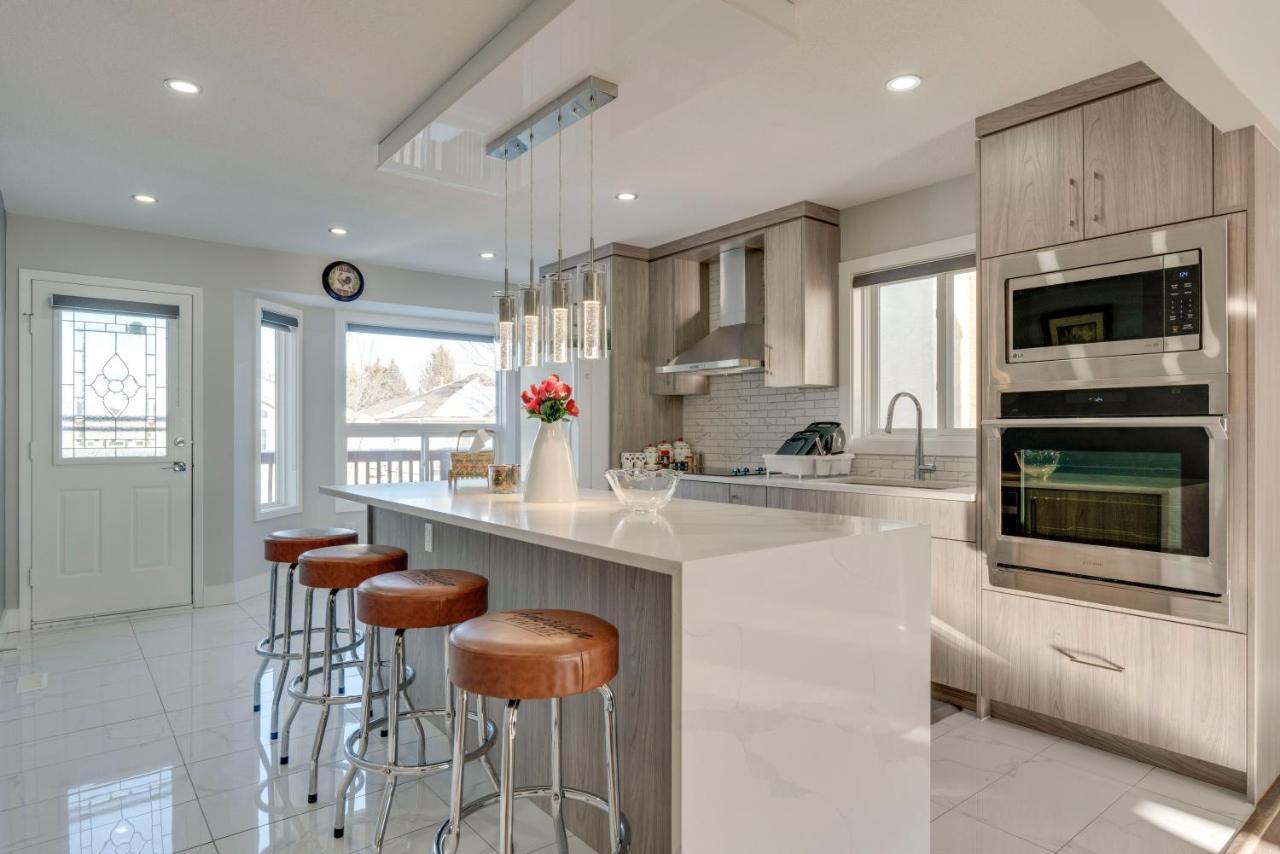 Rare Find fully renovated 6 bedroom 3 bath and both levels — 4-Star Luxury Hotel in Calgary, Canada