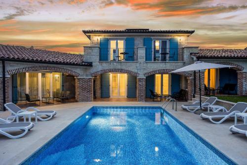 Villa Mila in Medulin with sea view and private pool only 300 meters from the beach — 4-Star Luxury Hotel in Medulin, Croatia