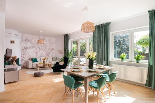 Warm & cosy 2 store 3 BR House with fireplace living room garden terrace balcony & parking 30 minutes from Warsaw Centre — 4-Star Luxury Hotel in Warsaw, Poland