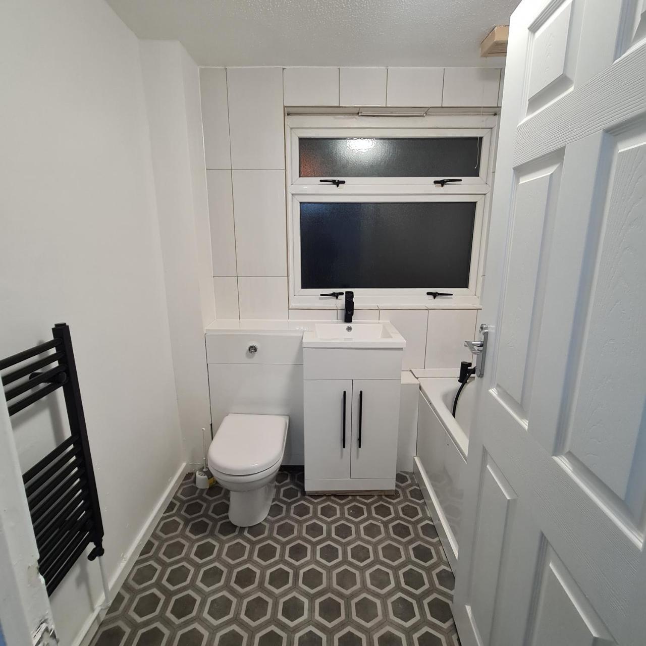 Freshen Up Stays — 4-Star Luxury Hotel in Oakengates, United Kingdom