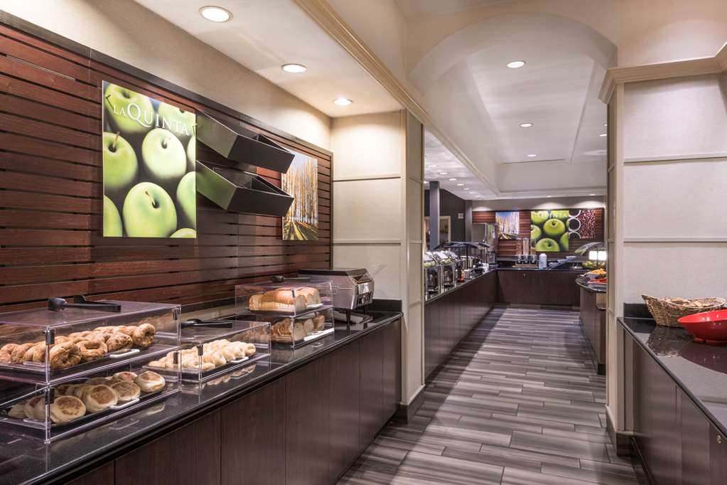 La Quinta Inn & Suites by Wyndham San Antonio Riverwalk - photo 50