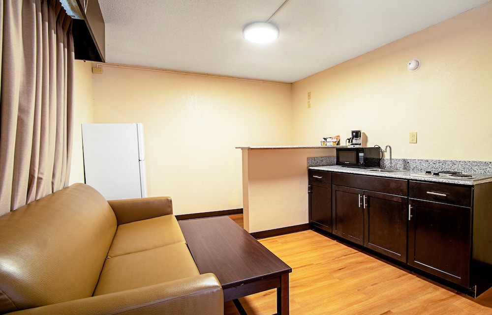 Red Roof Inn & Suites Greenwood SC - photo 16