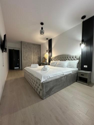 Modern 2BR Apartment Free Parking Near City Center & Metro — 4-Star Luxury Hotel in Bucharest, Romania