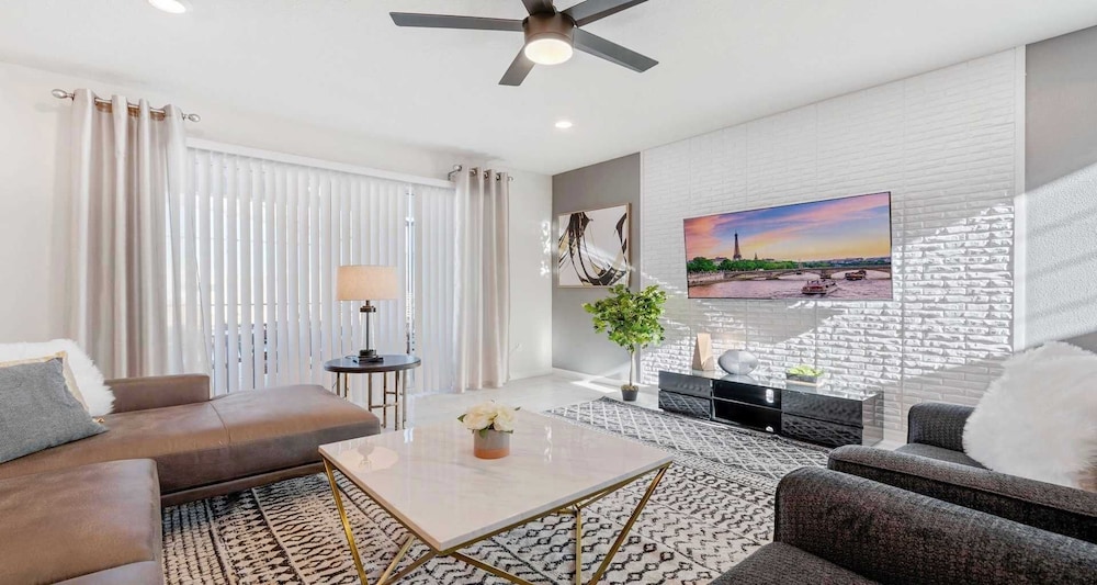Extraordinary 5BR Private Pool Near Disney Area - photo 14