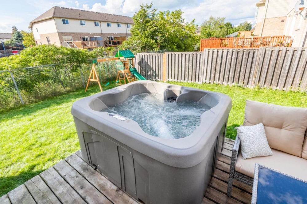 Unique Townhome Private HOT TUB Gym Sauna BBQ Playground Garage — 4-Star Luxury Hotel in Hamilton, Canada