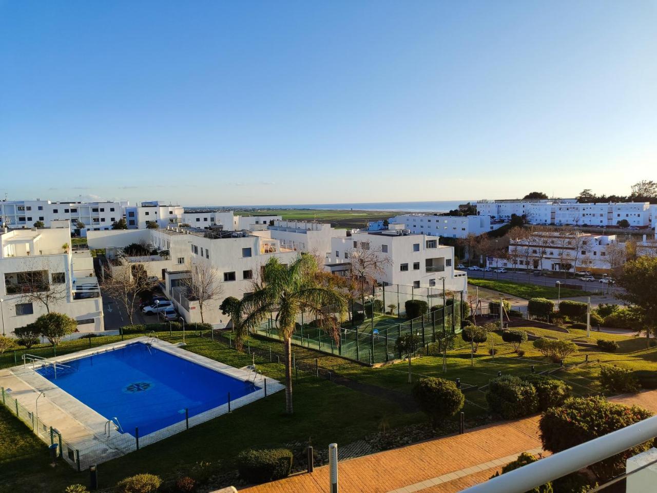 Apartamentovistasconil Atico Con Piscina Jardin Pista de Padel Y Solarium in Conil De La Frontera, Spain