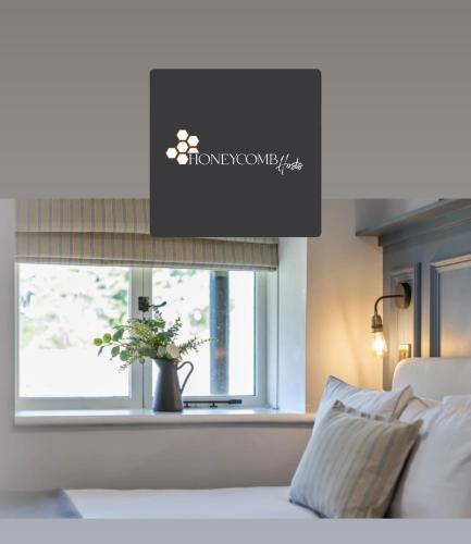 CORN FLOUR LODGE at PITKERRO MILL with HOT TUB 3 double bedrooms with TVs 1 en suite 2 further bathrooms fully equipped kitchen large family dining area FREE parking WiFi private garden short mid longterm stays available with HONEYCOMB HOSTS — 4-Star Luxury Hotel in Dundee, United Kingdom