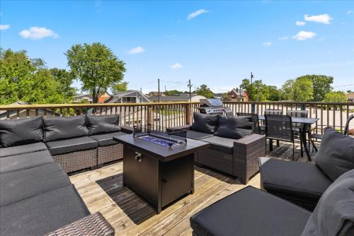 Stylish 2 Story Retreat w Balcony & Parking in Indianapolis, United States