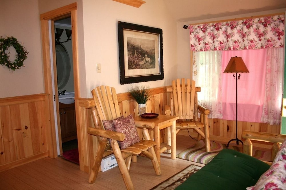 Hinckley's Dreamwood Cottages - photo 16