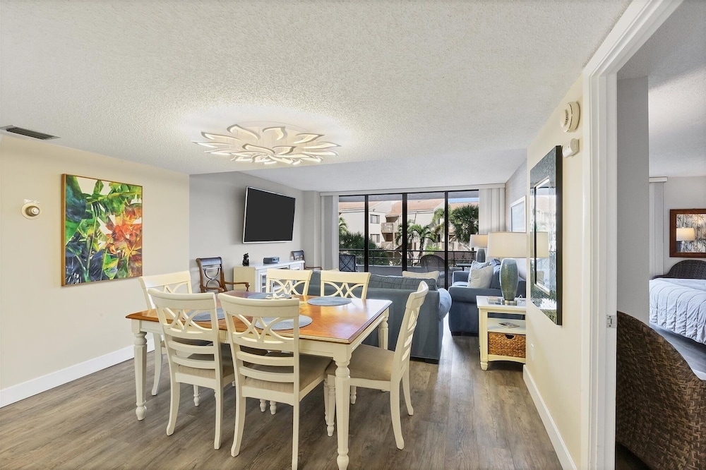 Anchorage Resort 2 Bedroom Condo 2nd Floor Community Pool 2 Condo in Siesta Key, United States