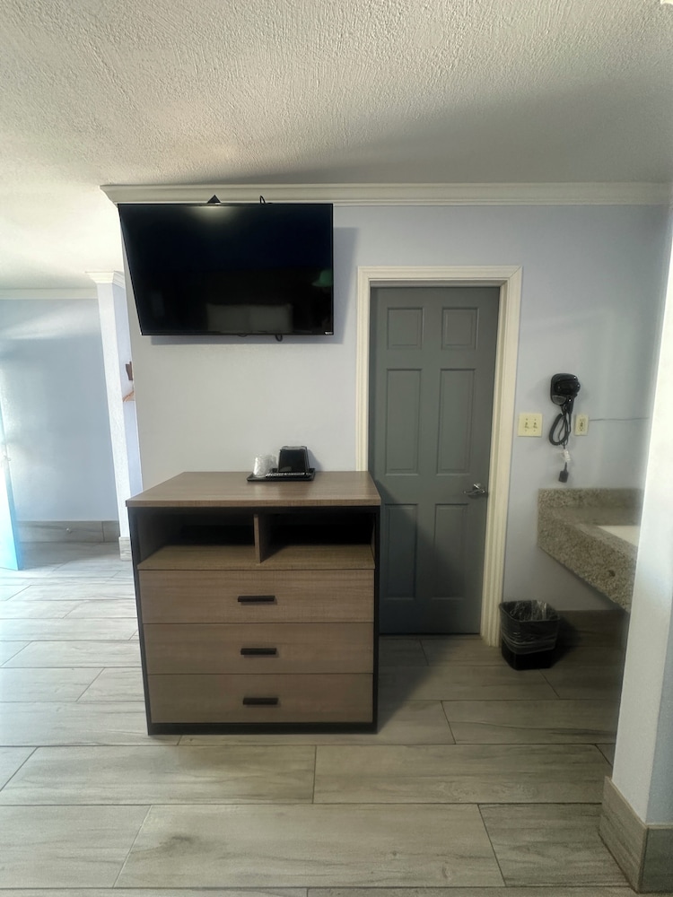 Carrizo Executive Inn - photo 13
