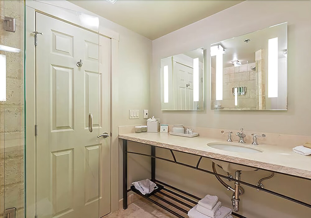 Columbia Hotel - photo 30