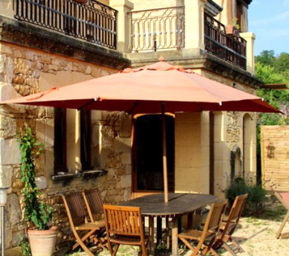 Spacious Farmhouse With Private Garden in Saint cybranet — 4-Star Luxury Hotel in Cenac-Et-Saint-Julien, France