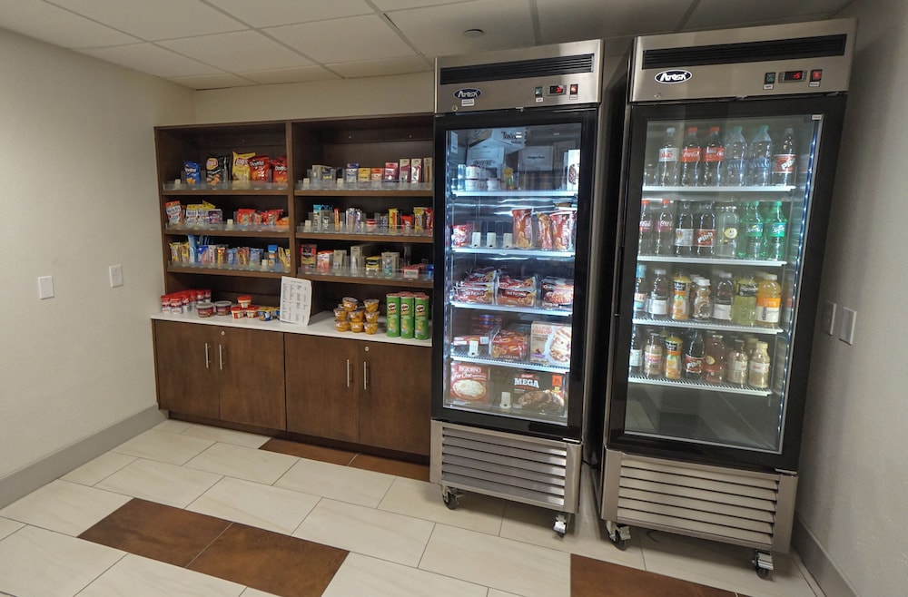 Holiday Inn Express and Suites Savannah Midtown by IHG - photo 19