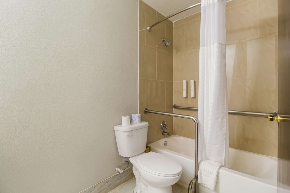 Clarion Pointe Lake Jackson Clute - photo 43