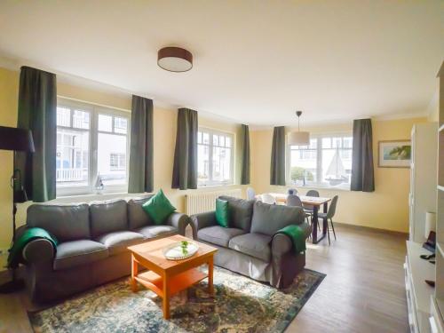 Strandvillen Binz Ferienwohnung mit 2 Schlafzimmern und Balkon AH 563 — 4-Star Luxury Hotel in Ostseebad Binz, Germany