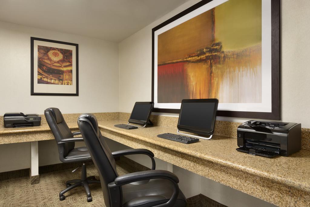 Radisson Hotel Fresno Conference Center - photo 28