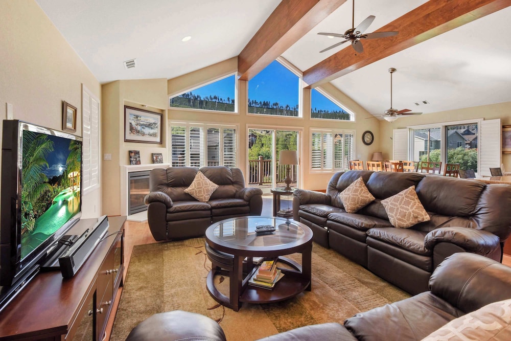 Mule Meadows Classy Split Level South Tahoe Home — 4-Star Luxury Hotel in South Lake Tahoe, United States