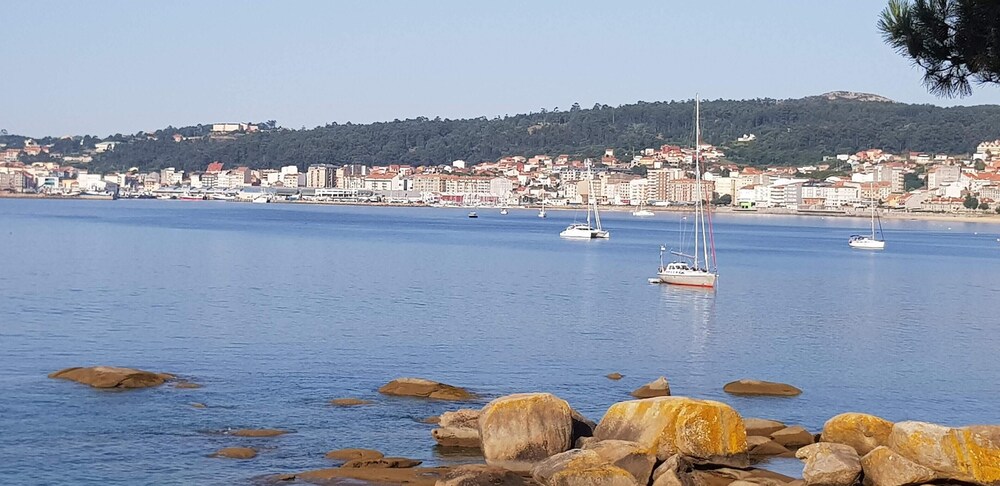 Contemporary Apartment in Riveira Sea View — 4-Star Luxury Hotel in Ribeira, Spain