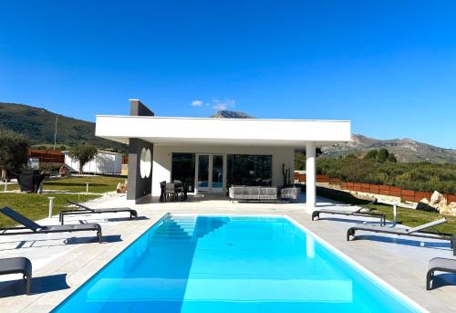 Villa Nanni Contemporary Pool and Garden — 4-Star Luxury Hotel in Castellammare Del Golfo, Italy