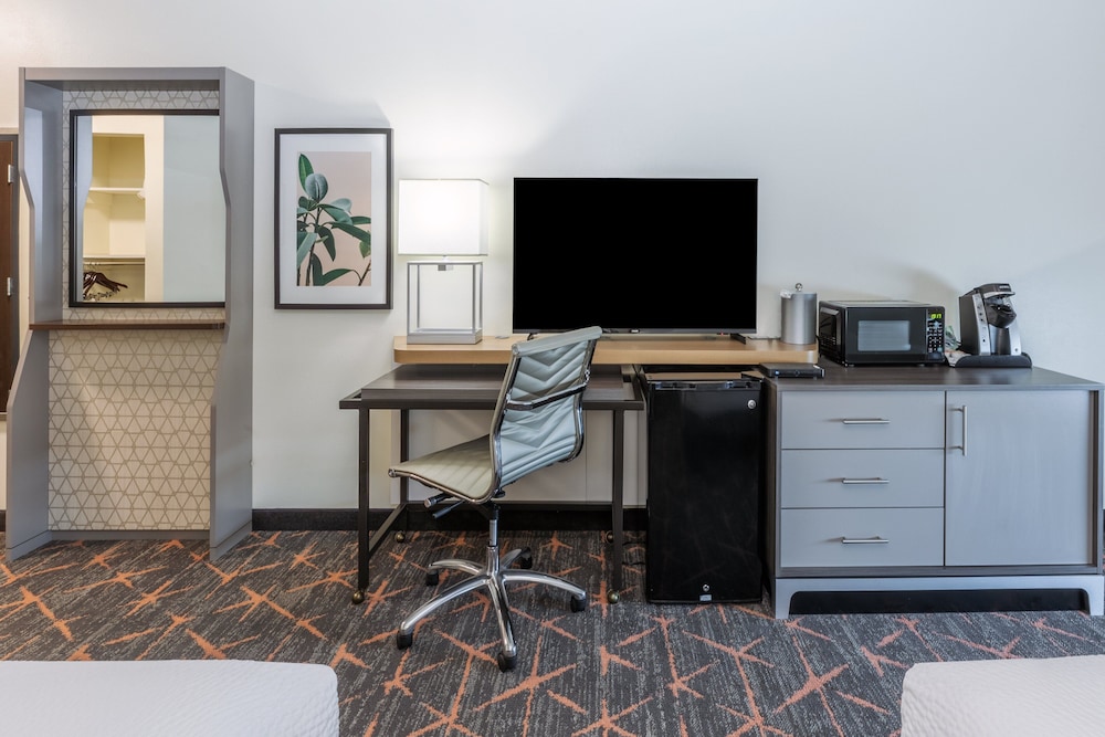 Holiday Inn Hotel & Suites Tulsa South by IHG - photo 12