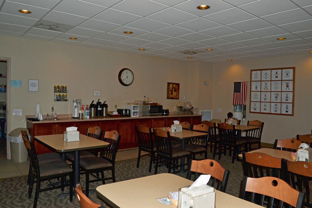 Paola Inn And Suites - photo 43