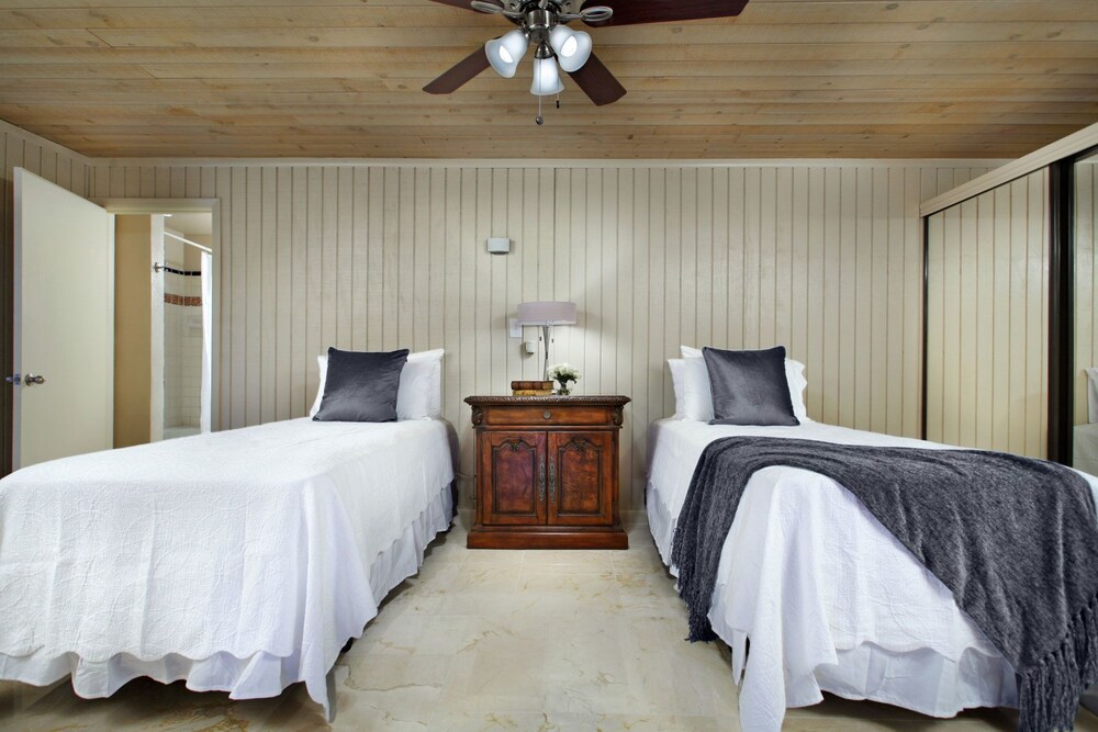 AZ Oasis Heated Pool & Spa Sport Court & Putting Greens Pool Table & Games Scottsdale - photo 5