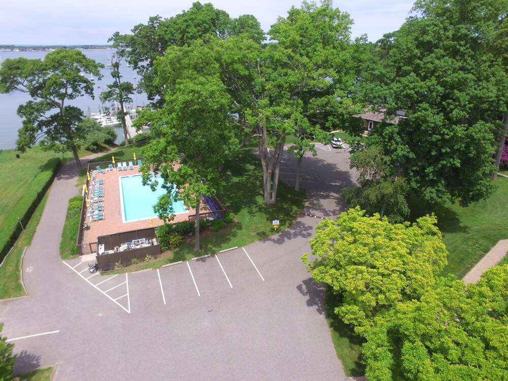 Dering Harbor Inn - photo 28