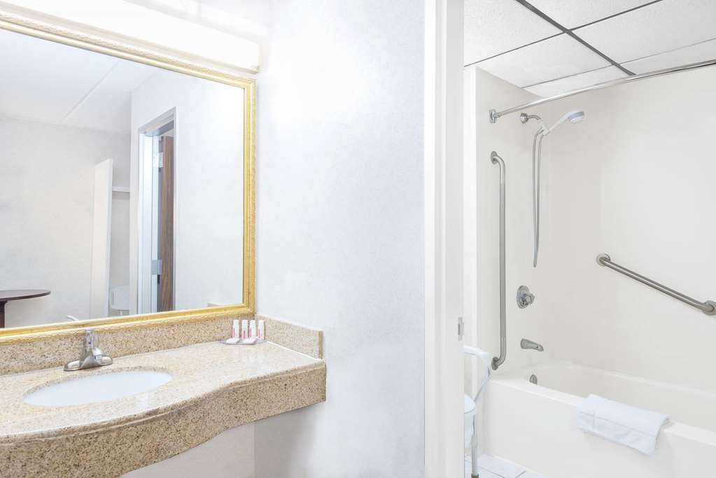 Howard Johnson by Wyndham Saugerties - photo 11