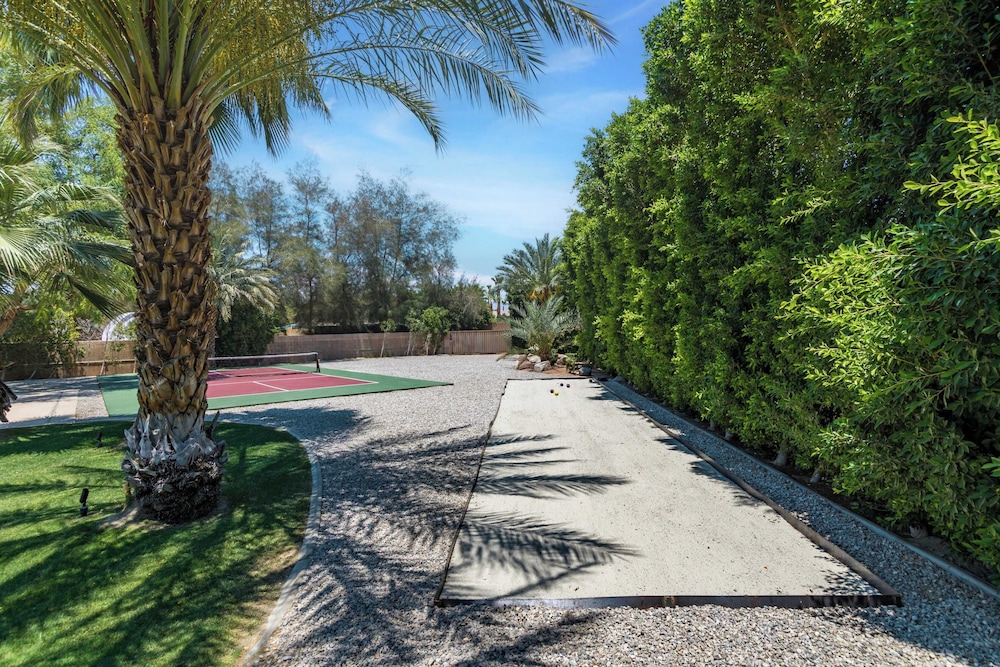 The Date Palm Estate by Avantstay Expansive Estate w Game Room Backyard Oasis w Pool & Spa - photo 47