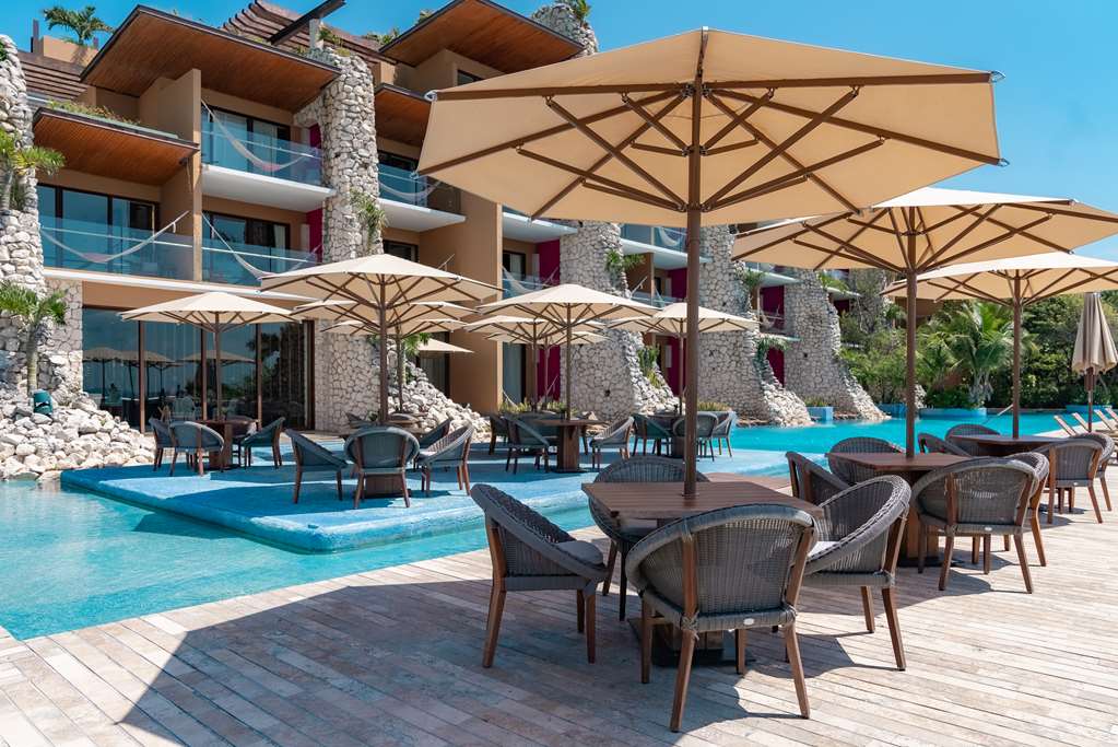 Hotel Xcaret Mexico poolbar