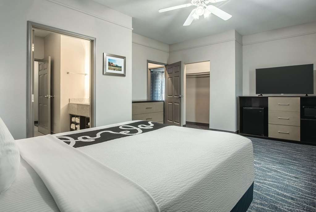 La Quinta Inn & Suites by Wyndham Phoenix I 10 West - photo 36