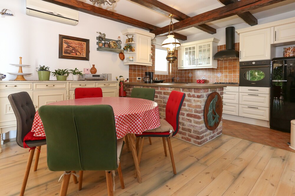 Four Bedroom Holiday Home In Kastel Sucurac Ii — 4-Star Luxury Hotel in Trogir, Croatia