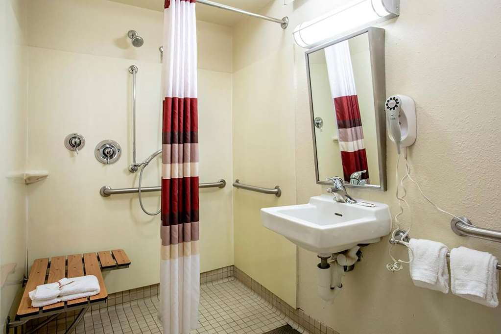 Super 8 by Wyndham Deerfield Northbrook - photo 15