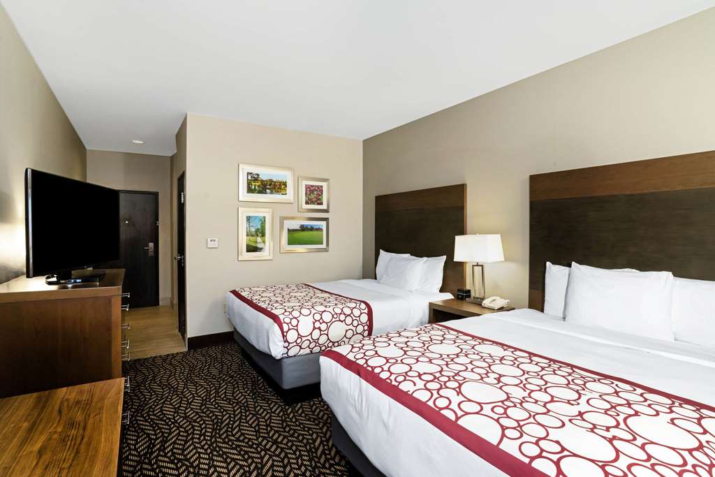 La Quinta Inn & Suites by Wyndham Tuscaloosa University - photo 23