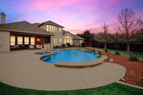 Lakefront Mansion with Pool and Cinema — hotel in Rowlett