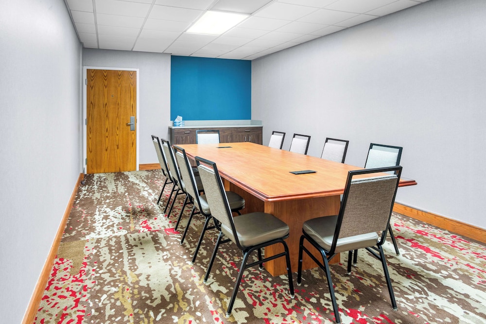 Hampton Inn Grand Rapids North - photo 29