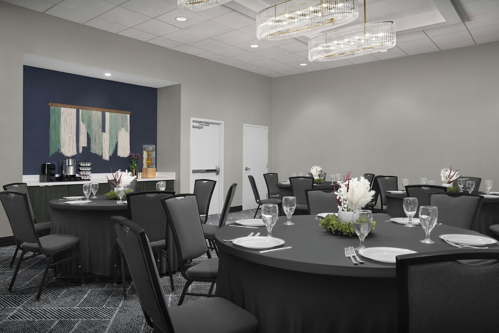 SpringHill Suites Savannah Downtown Historic District - photo 32