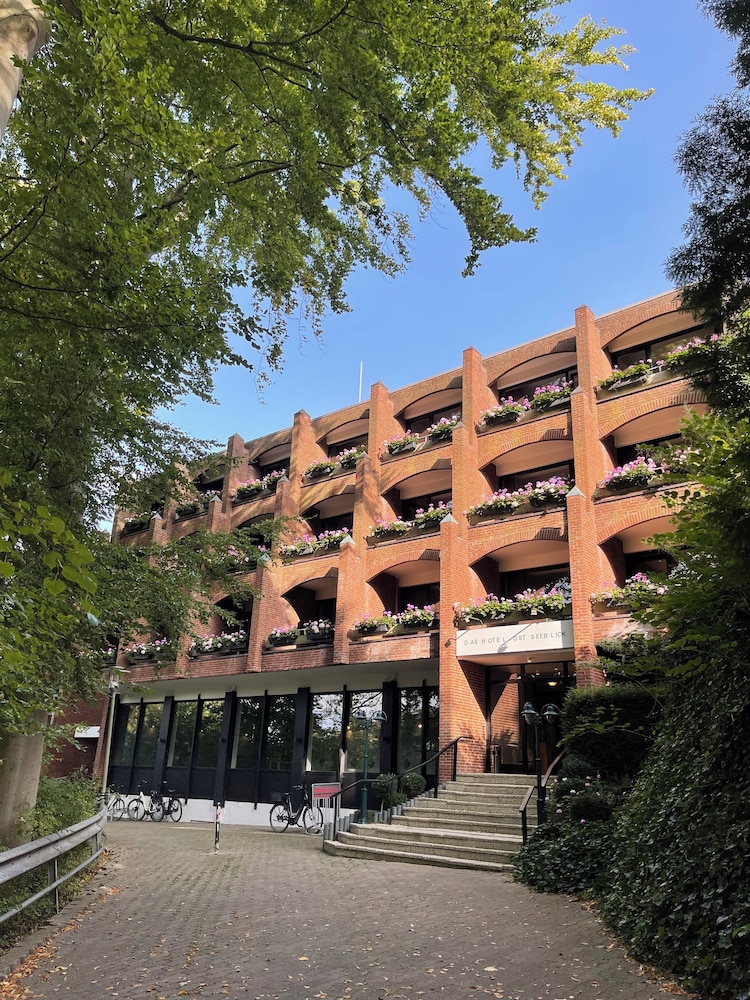 Ostseeblick - carbon neutral hotel in Luetjenburg