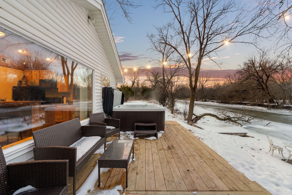 Cozy 3br Cabin With Hot Tub On Nippersink Creek 21419869 — Spring Grove