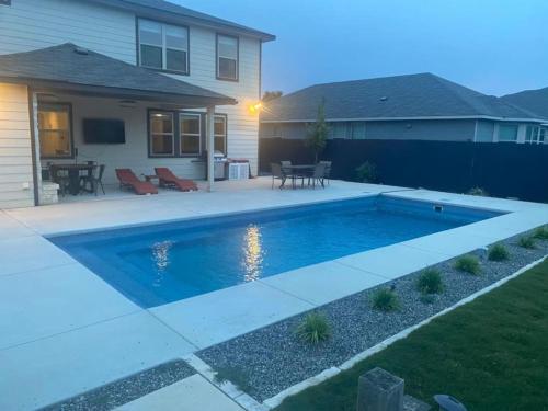 Lxry 4 BR Bckyd Pool Hot Tub near attrctns — 4-Star Luxury Hotel in Helotes, United States