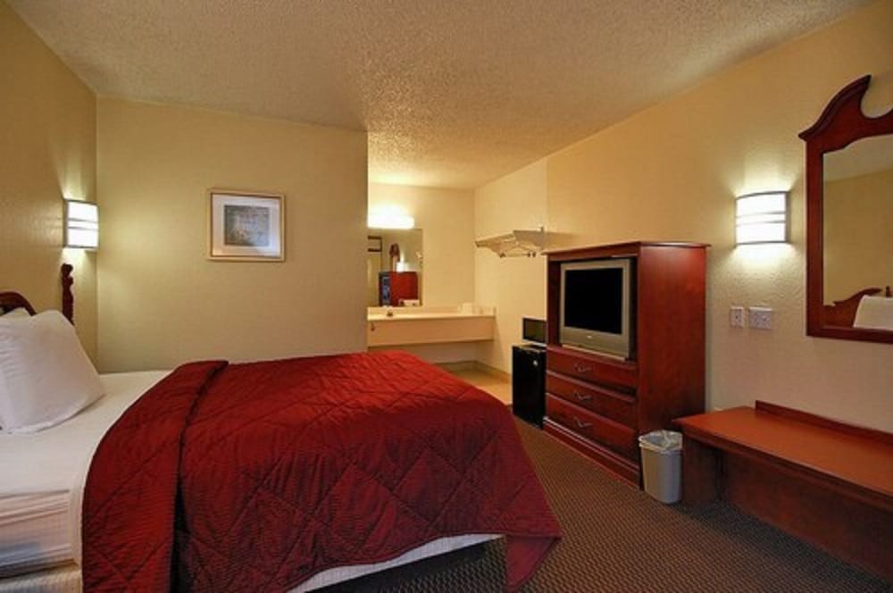 Super 6 Inn Suites - photo 22