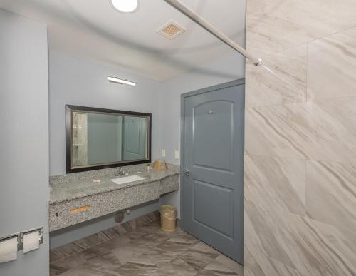 Jamestown inn & Suites - photo 13