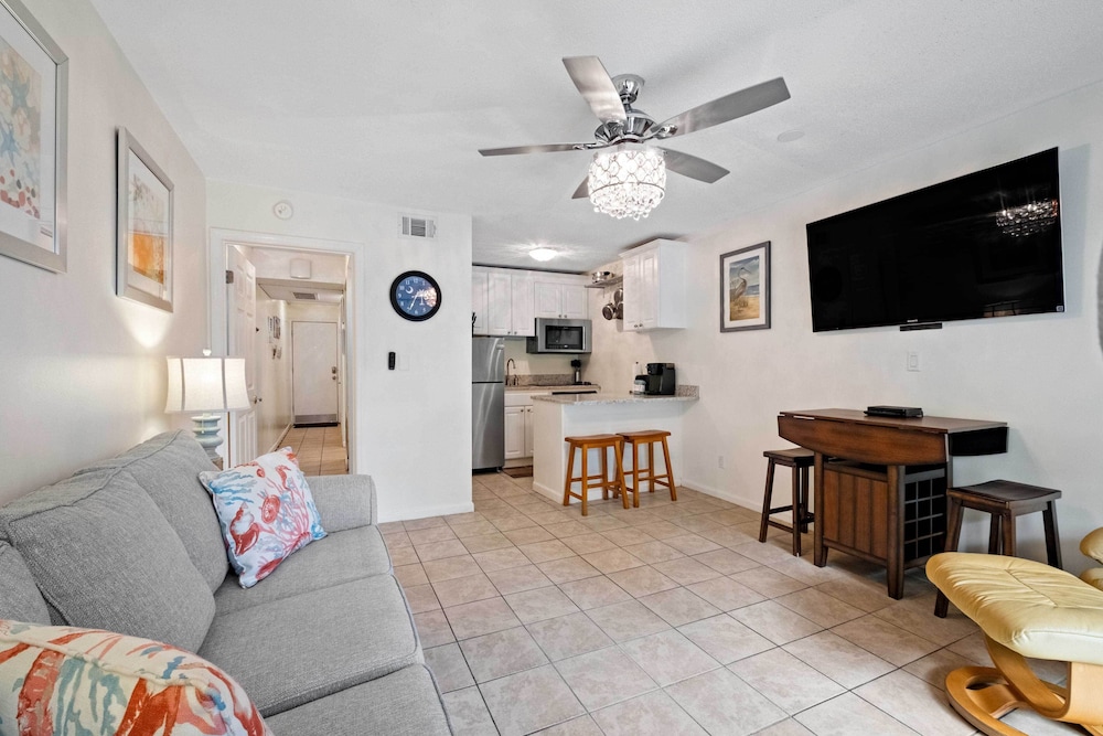 Walk to Bars & Shops: Resort Condo in Hilton Head - photo 8