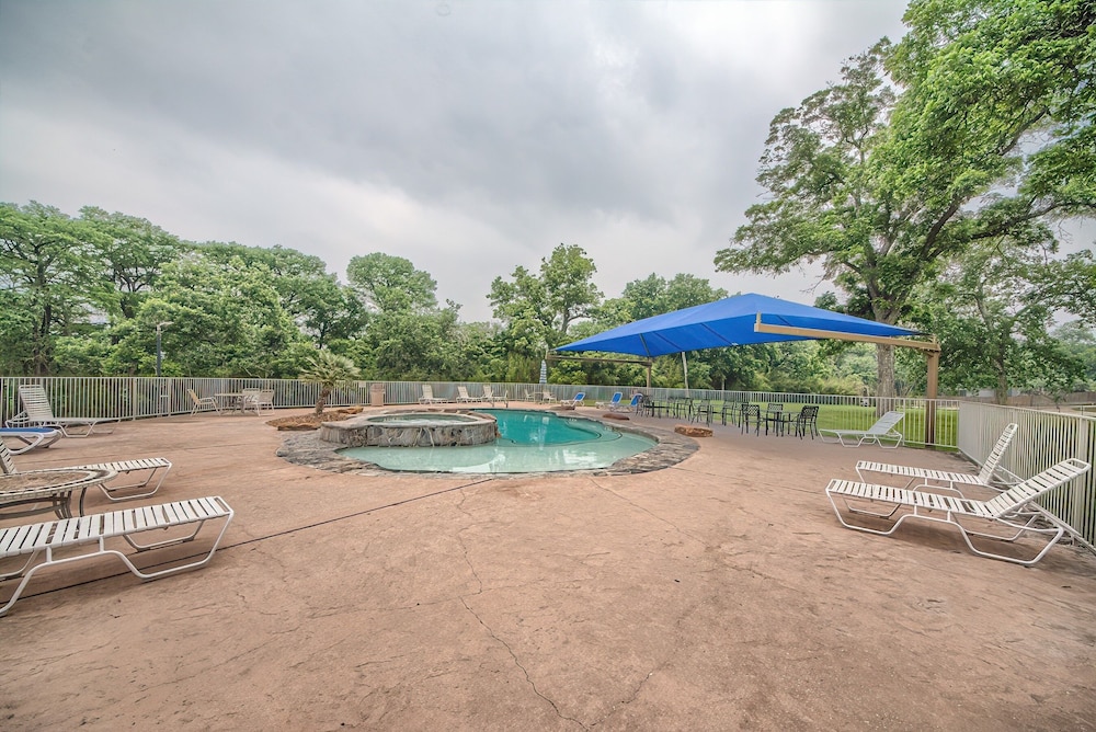 Urban Bungalow WW C301 2 Bedroom Condo by RedAwning — 4-Star Luxury Hotel in New Braunfels, United States